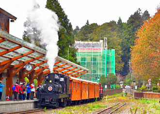 SL-31蒸汽火車附掛檜木列車12月開動展「楓」華絕代