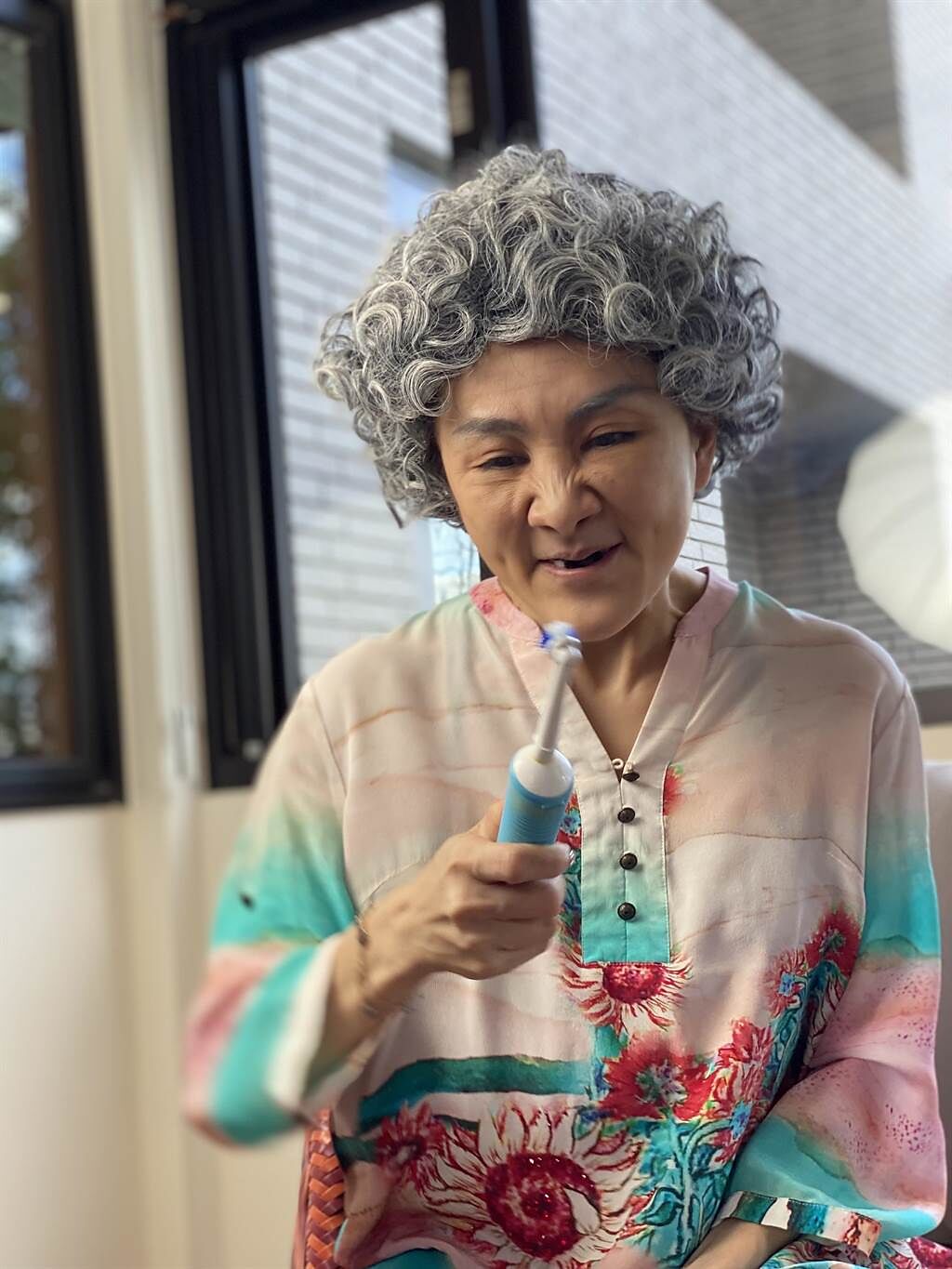 王宥忻零偶包，在影片中飾演貪小便宜的奶奶。（固力狗娛樂提供）