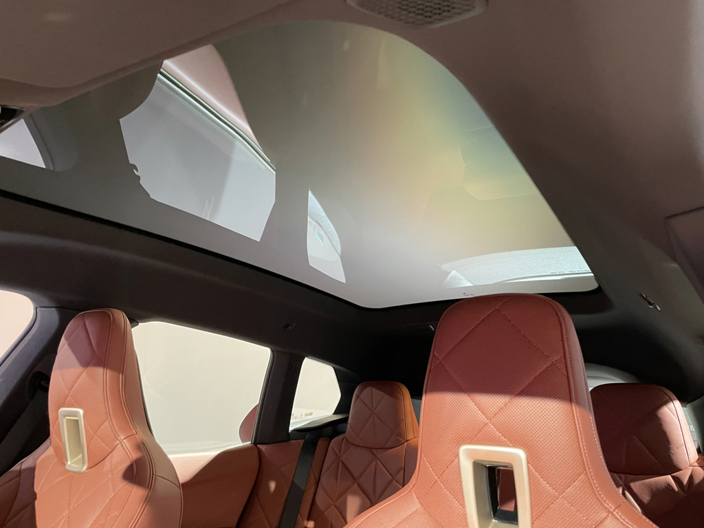 搭載BMW品牌面積最大的全景玻璃車頂，具備電控可調功能，彈指之間就能切換模式。（圖／陳彥文攝）