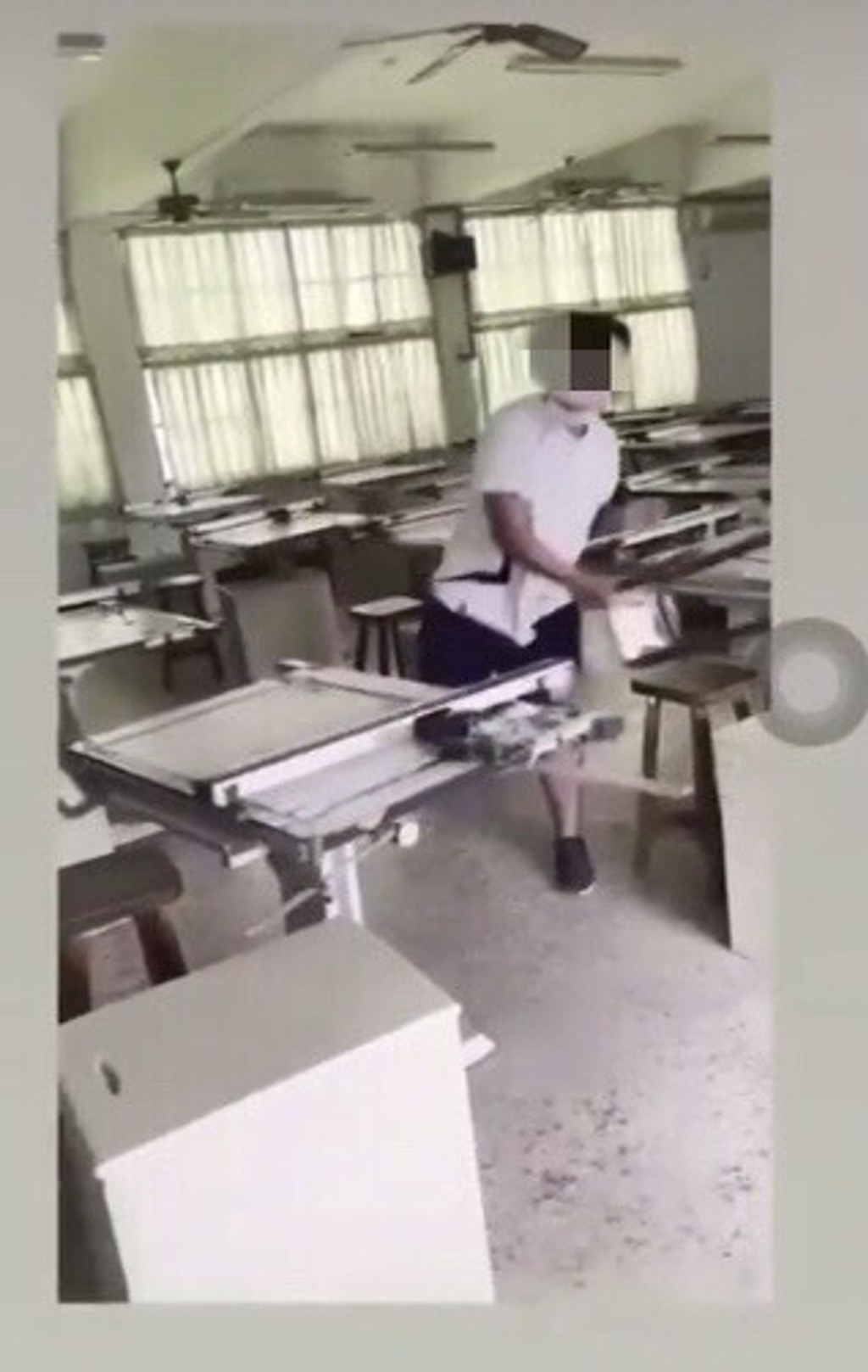 教室裡，男學生拿板凳狠砸製圖桌。(照片/翻攝《綠豆嘉義人》粉絲團)