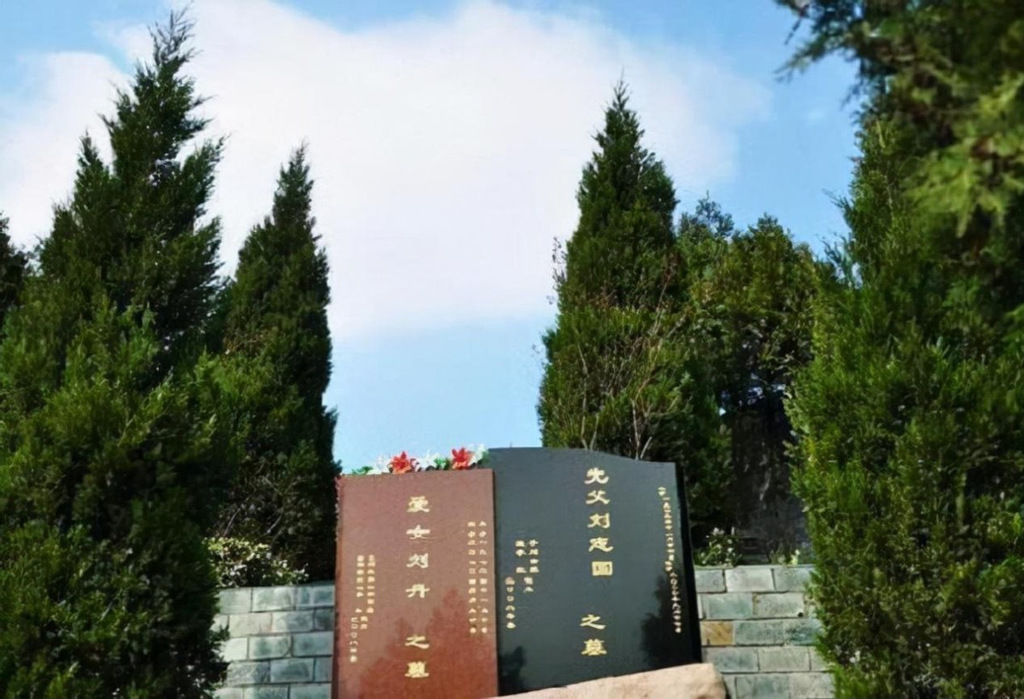 劉丹以及劉丹的父親離世後葬在一起 (圖/取自微博)