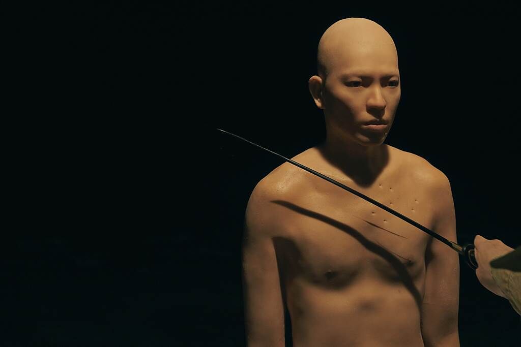 蕭敬騰裸身獻「第一次」 公開脫衣突破出道尺度。（華納音樂提供）