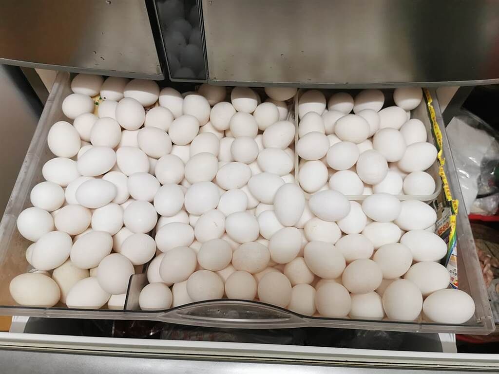 一位女網友分享自家冰箱冷藏櫃裡面「滿滿都是蛋」，目測超過百顆，眾人嘖嘖稱奇。（摘自爆廢公社）