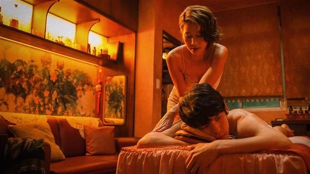 丁寧在片中飾演成熟性感的色情按摩女郎，和林柏宏有親密對手戲。（電影《青春弒戀》提供）