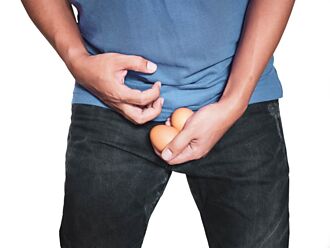 男性「蛋蛋」黑到像鐵蛋 醫揭主因：不是使用過度