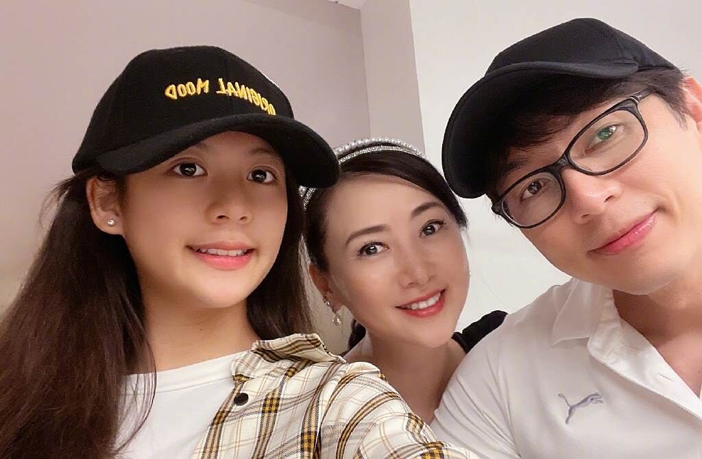 翁虹跟老公、女兒水晶目前在上海定居。（圖／翻攝自翁虹微博）