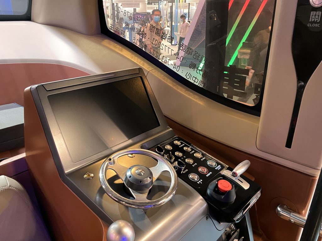 車內看不到傳統的油門、煞車、方向盤等操作介面，而是類似火車上的操控面板，不過只在必要時才須人工介入操作。（圖／觸Mii編輯部）