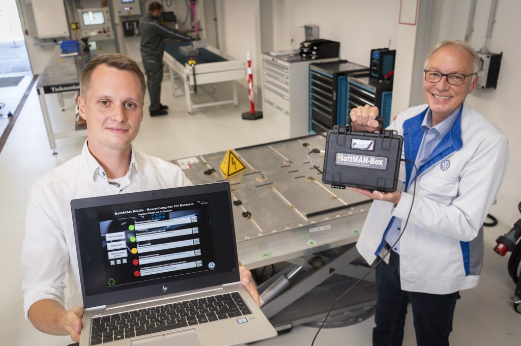 Audi布魯塞爾工廠品質管理團隊攜手福斯集團零件部回收專家合作，研發出最新一代電池檢測系統BattMAN ReLife。（圖／Audi提供）