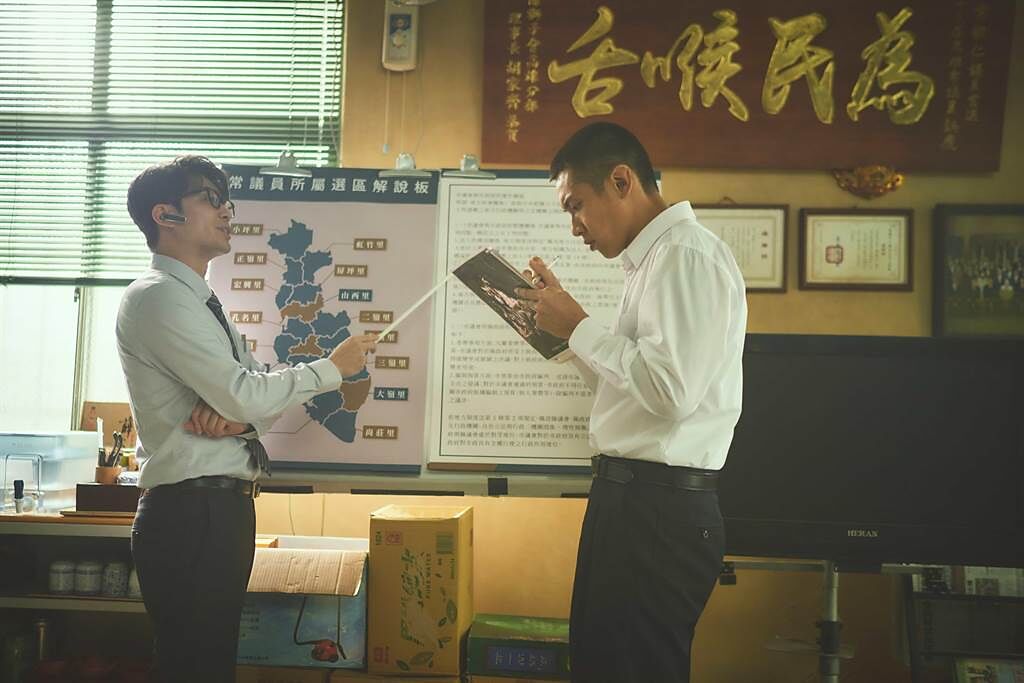 侯彥西（左）在《鱷魚》中飾演柯震東的學長。（双喜提供）