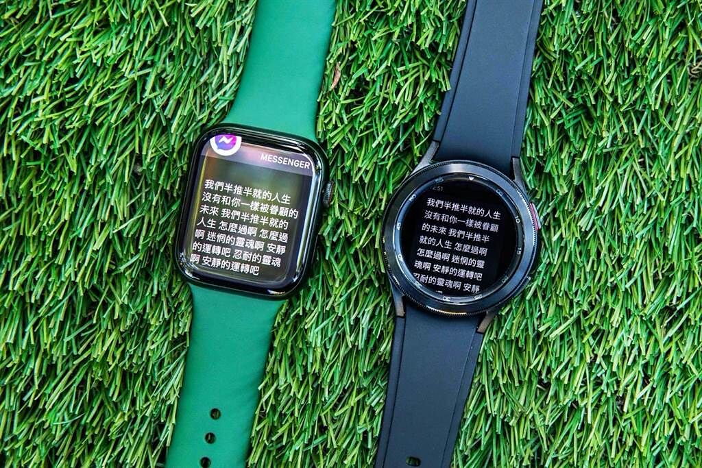 Apple Watch Series 7（ 左）比上代螢幕面積增加了20%，僅1.7mm寬的邊框也窄上了40%，因此在日常使用如看訊息通知時，就能看到更多的內容；Galaxy Watch 4 Classic（右）雖然此次實測的為42mm版本，但螢幕仍能看到與45mm的Apple Watch差不多的訊息長度。（石智中攝）