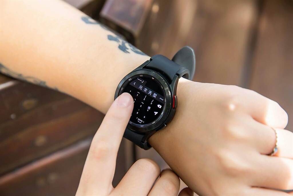 Galaxy Watch 4 Classic支援在手錶上直接以內建的三星鍵盤打字，中文繁體更有注音、筆劃等鍵盤選項。（石智中攝）