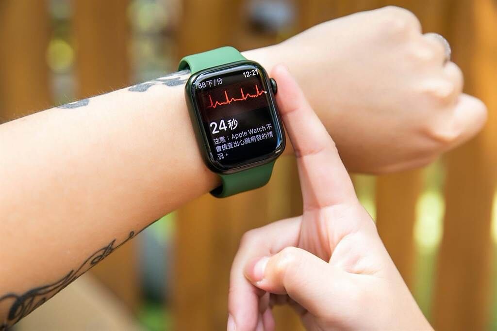 Apple Watch Series 7就延續了使用者喜愛的心電圖、血氧濃度、高心率與低心率通知、跌倒偵測、經期追蹤及噪音通知等功能。（石智中攝）