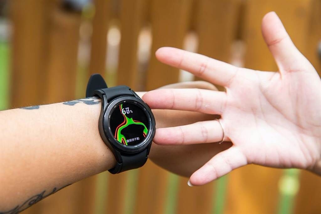 Galaxy Watch 4 Classic加入了全新的三合一感應器，提供光學心率PPG、ECG心電圖，以及全新的BIA生物電阻感應器，更首次導入了「身體組成」功能。（石智中攝）