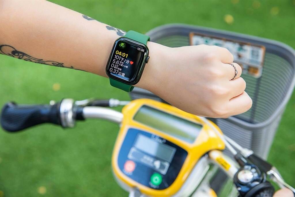 Apple Watch Series 7全新加入了腳踏車的訓練提示功能，只要偵測到使用者開始騎乘腳踏車，不用手動啟動「室外自行車」體能訓練功能，也會自動發出提示紀錄。（石智中攝）