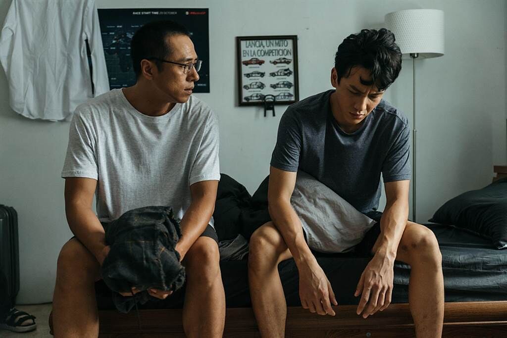 莊凱勛(左)與曹晏豪(右)在《噬罪者》飾演性格迥異的親兄弟。（中天綜合台提供）