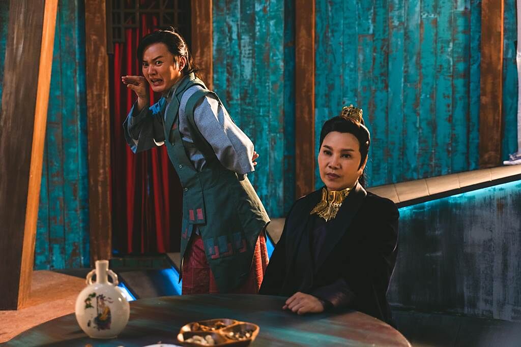 許富凱（左）在唐美雲製作的《孟婆客棧》演出逗趣。（公視台語台提供）
