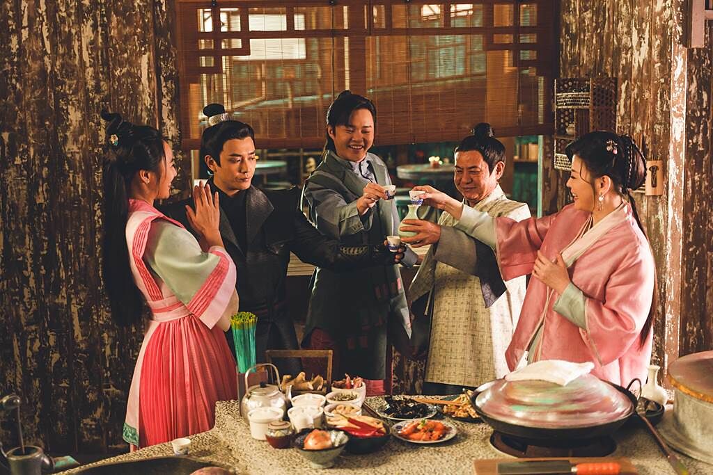 方宥心（左起）、張書宇、許富凱、蔡振南、方馨演出《孟婆客棧》。（公視台語台提供