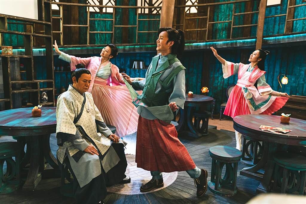  蔡振南（前排左）、許富凱、方馨（後排左）、方宥心在《孟婆客棧》有逗趣演出。（公視台語台提供）