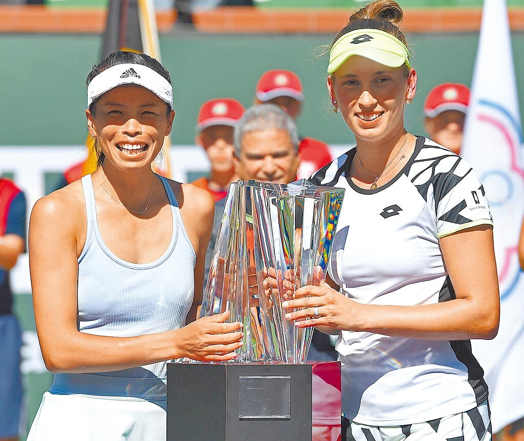 謝淑薇（左）跟梅騰絲攜手拿下印地安泉網賽女雙冠軍。（路透）
