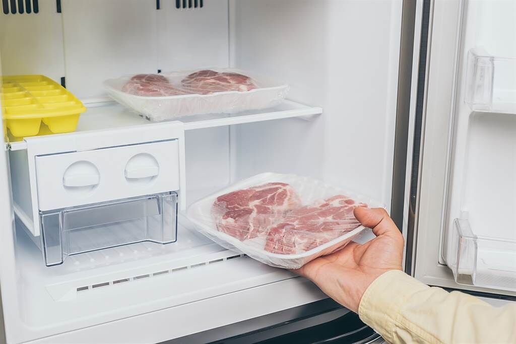 一名男子表示，忘了將冰箱冷凍庫的肉拿出來解凍，但媽媽再10分鐘就會回到家，他焦急地上網尋求網友協助，其中有不少人推薦「不鏽鋼鍋解凍法」。（圖／示意圖，達志影像）

