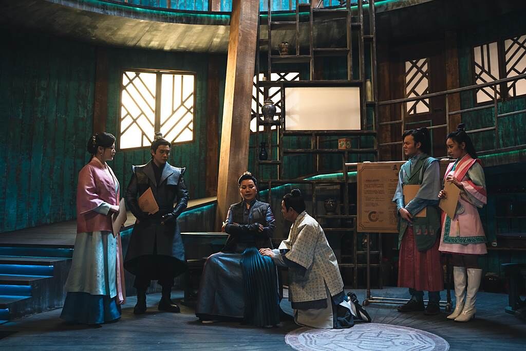 唐美雲（中）在《孟婆客棧》飾演唯利是圖的老闆，讓客棧成員都好緊張。（公視台語台提供）
