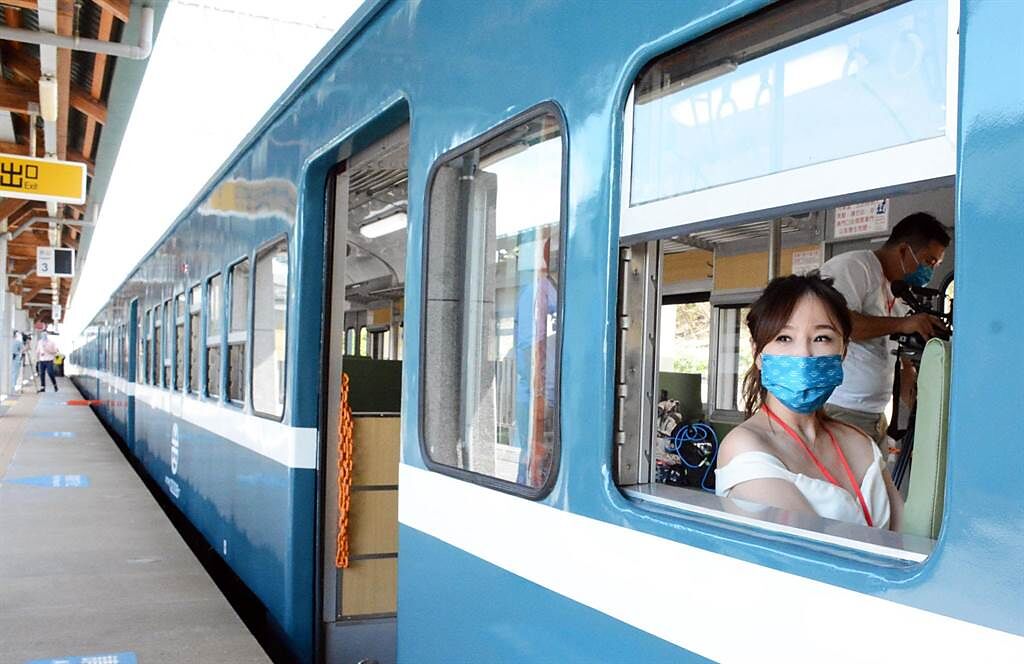 藍皮解憂列車重新啟航，遊覽雙東微笑曲線，提供旅客復古又新潮的鐵道旅遊新體驗。（林和生攝）