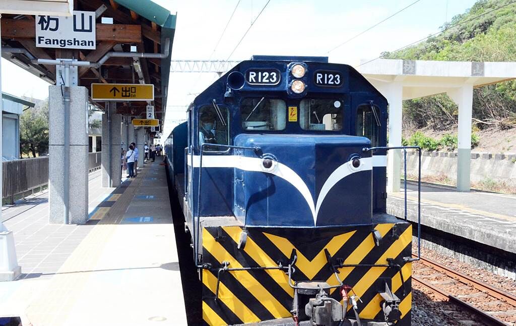藍皮解憂列車將於23日重新啟航，提供每日一班次往返雙東，提供旅客復古又新潮的鐵道旅遊新體驗。（林和生攝）