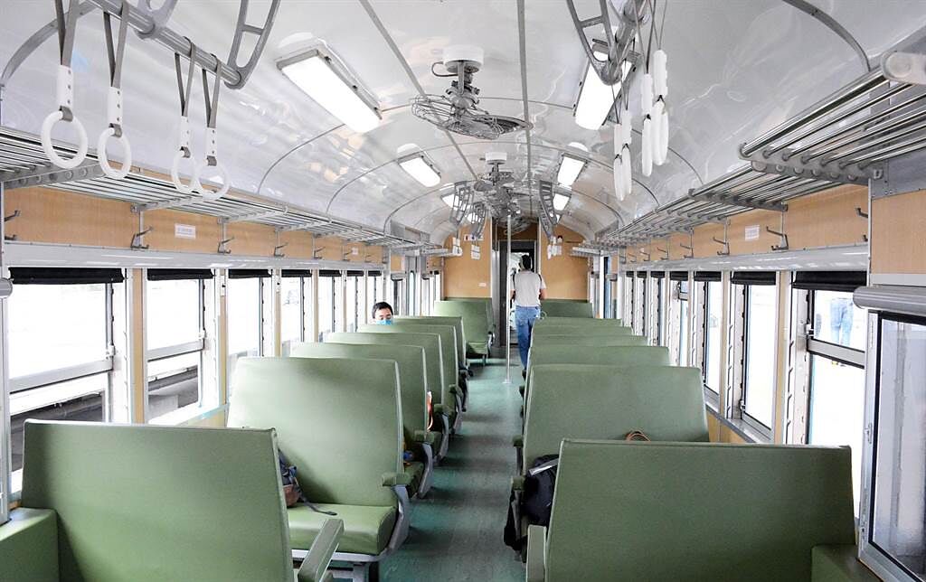 藍皮解憂列車重新啟航，保留車廂特色，提供旅客復古又新潮的鐵道旅遊新體驗。（林和生攝）
