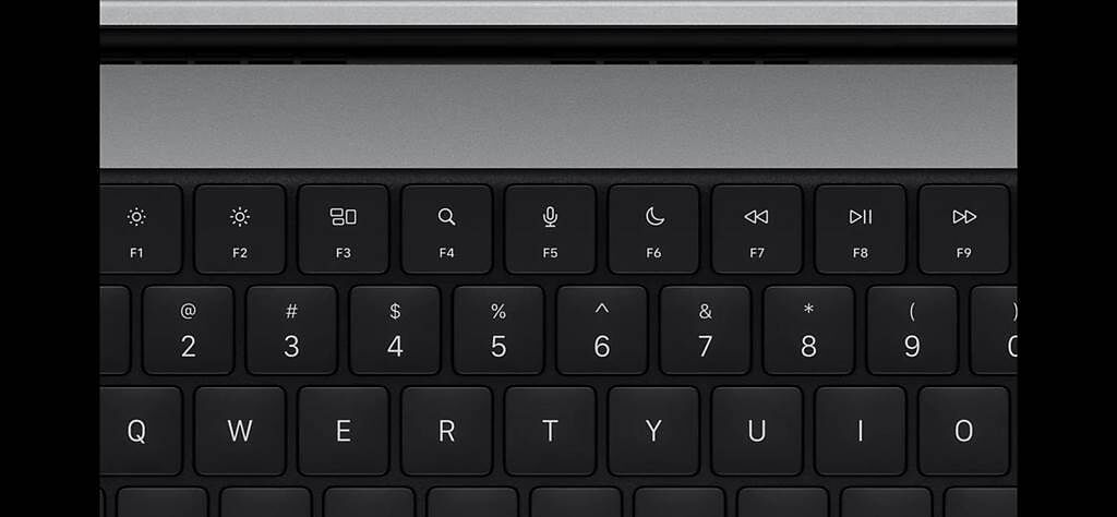 全新的MacBook Pro首次採用具備全高功能鍵列的巧控鍵盤。（翻攝直播畫面）