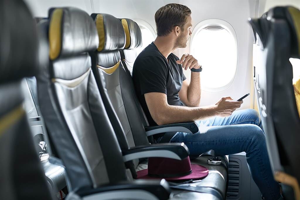 旅遊專家透露，訂機票時如果一人訂靠窗、一人訂靠走道的位置，很有機會就能獨享整排座位。(示意圖/達志影像)