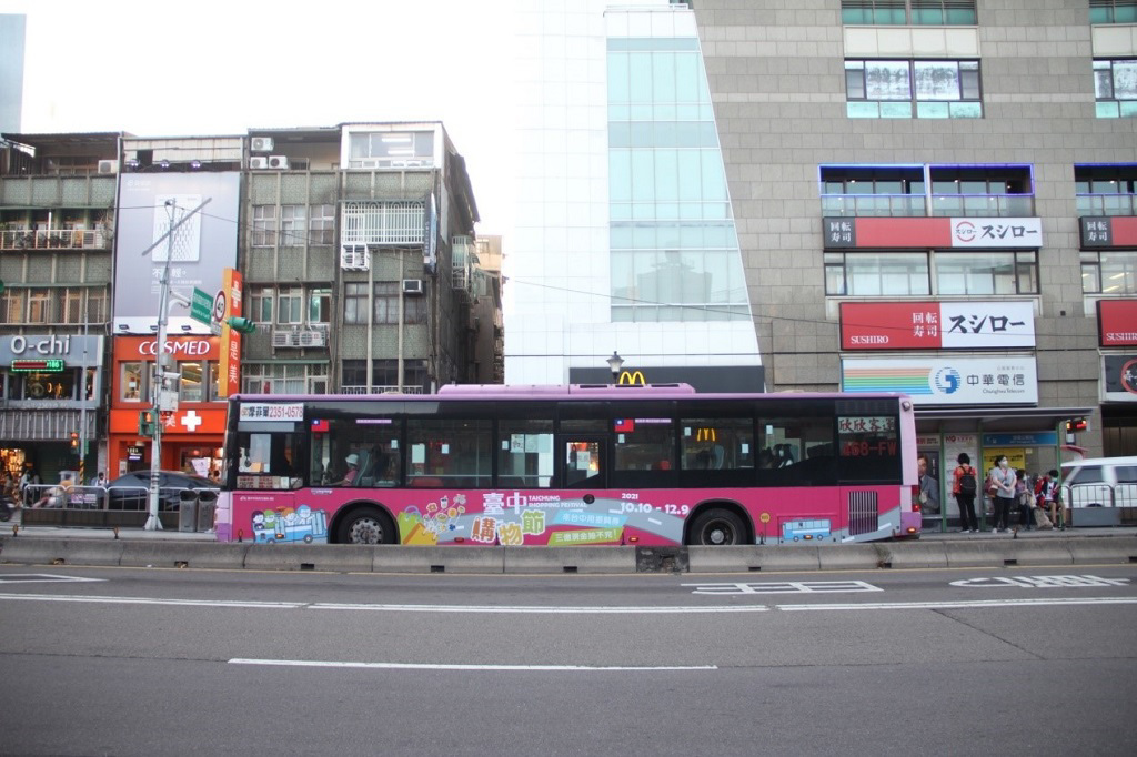 台中購物節公車車體廣告北中南大串聯，圖為台北捷運公館站街景。（台中市政府提供）