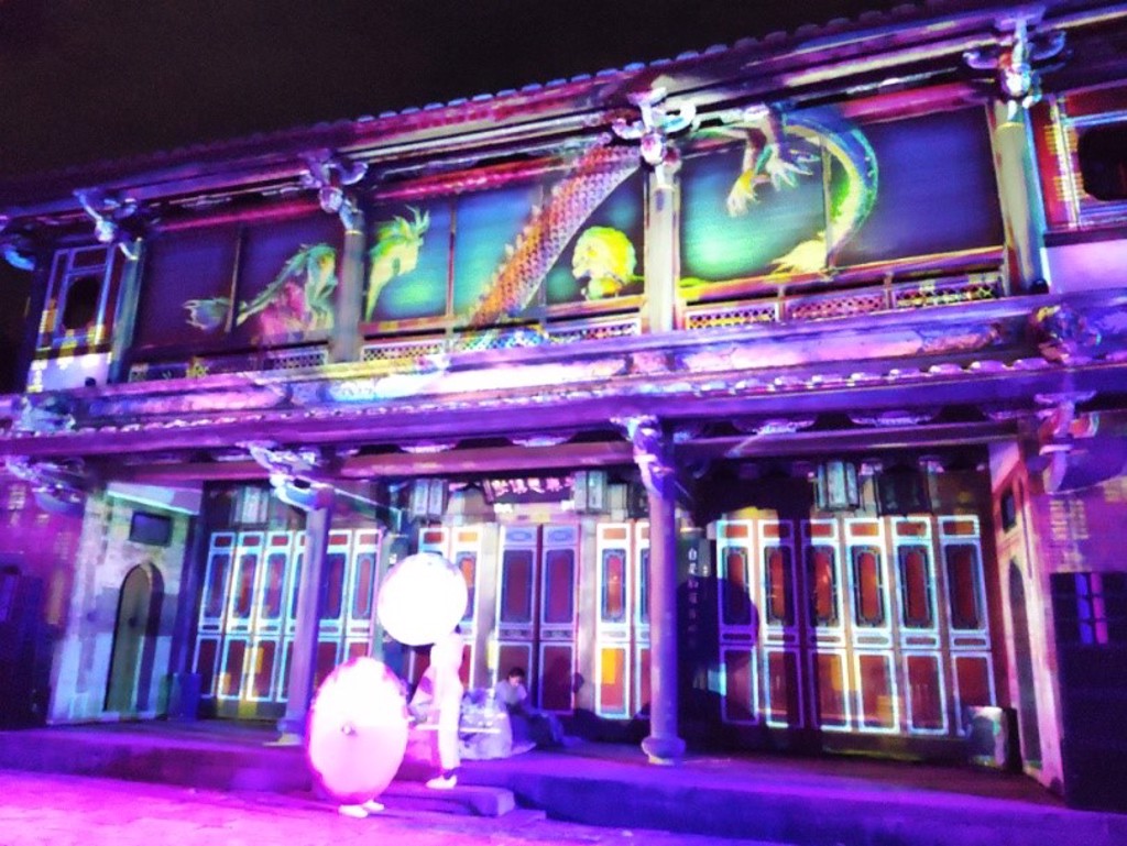 板橋林家花園推出「光映綺想曲」2021光影藝術展，展期即日起至明年1月1日，19日開幕式邀請舞者表演。（陳慰慈攝）