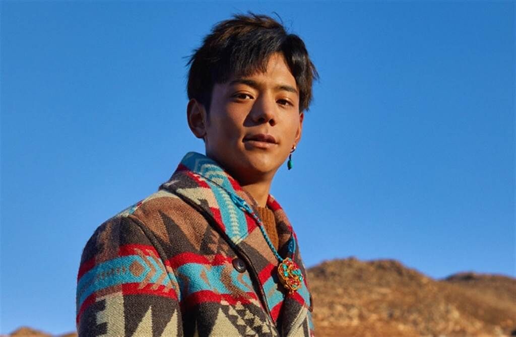 藏族男孩丁真因一系列照片瘋傳網路，意外爆紅。(取自理塘丁真微博)