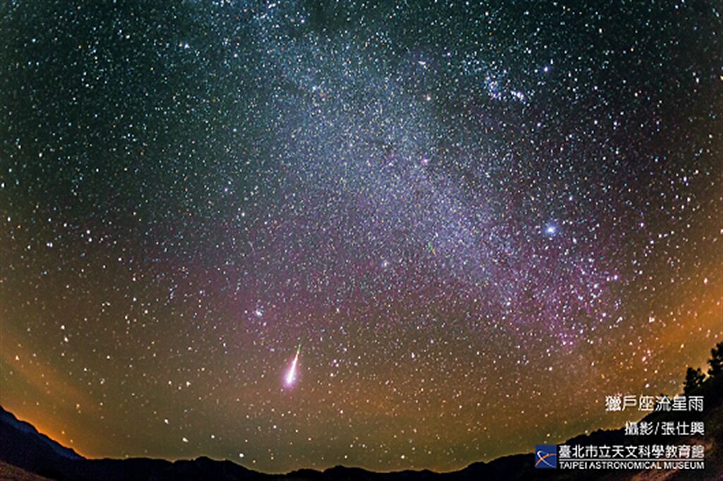 台北市立天文館表示，秋季最負盛名的獵戶座流星雨將在明日晚間達到極大期，預估每小時流星數約20顆，但因月相接近滿月，受光害影響，數量會比預期少。（圖／天文館提供）