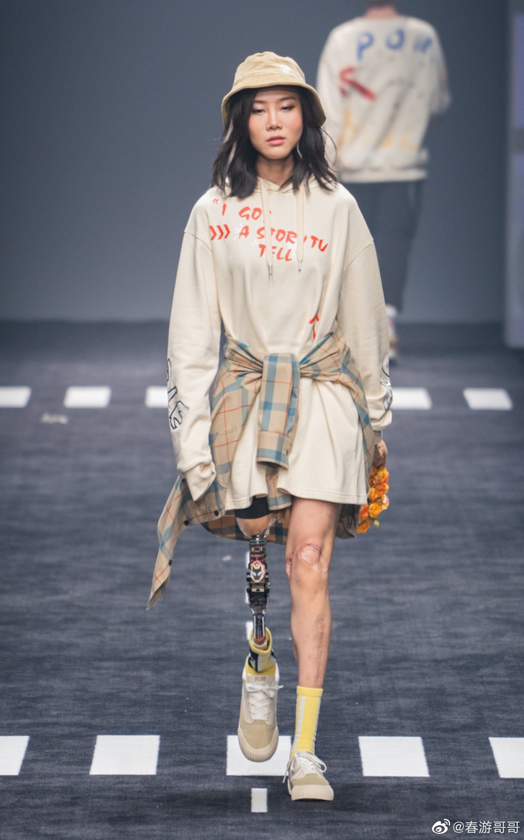 牛鈺受到運動品牌之邀，參與2022上海時裝周走秀，一圓多年的模特兒夢。（圖片／翻攝自春游哥哥微博）