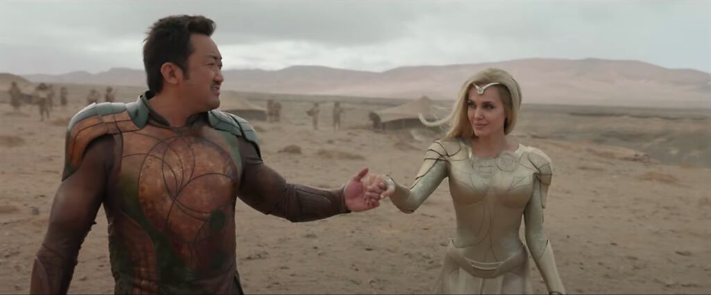 馬東石和裘莉在片中同屬武力高強的戰士，情誼深厚。（摘自YouTube）