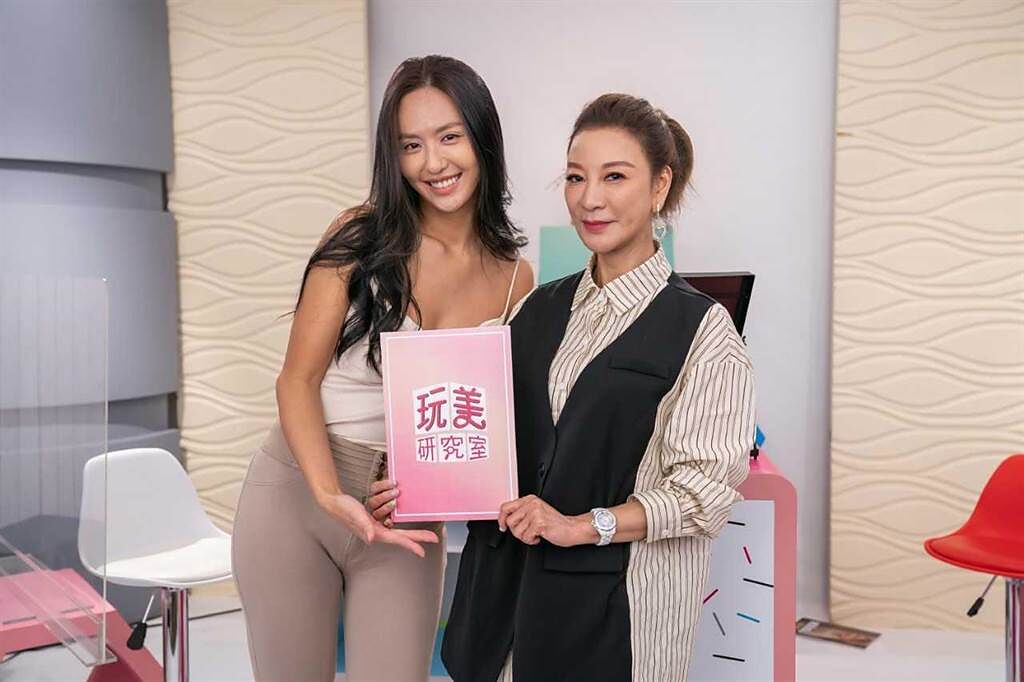薔薔（左）和楊繡惠分享周年慶的瘋狂購物經驗。（TVBS提供）