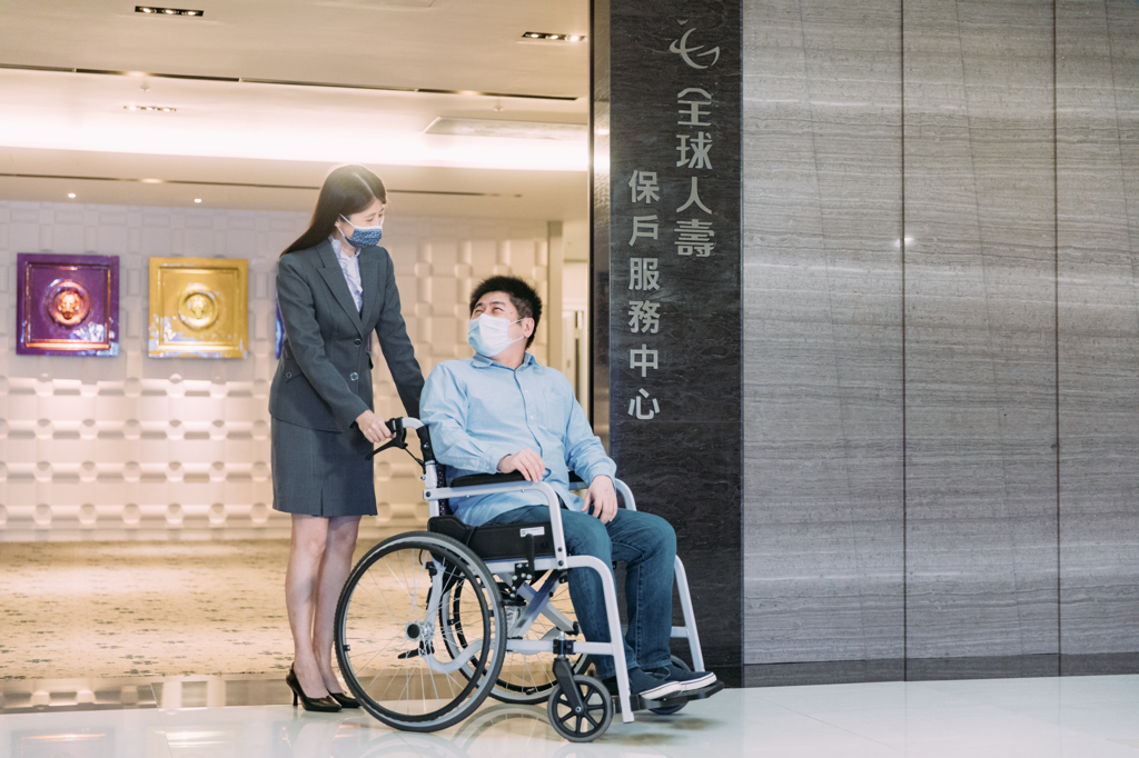 全球人壽同仁累積逾10,000小時公平待客相關課程，將對身障者的正確認知落實於日常服務，善盡企業社會責任。（圖/全球人壽提供）