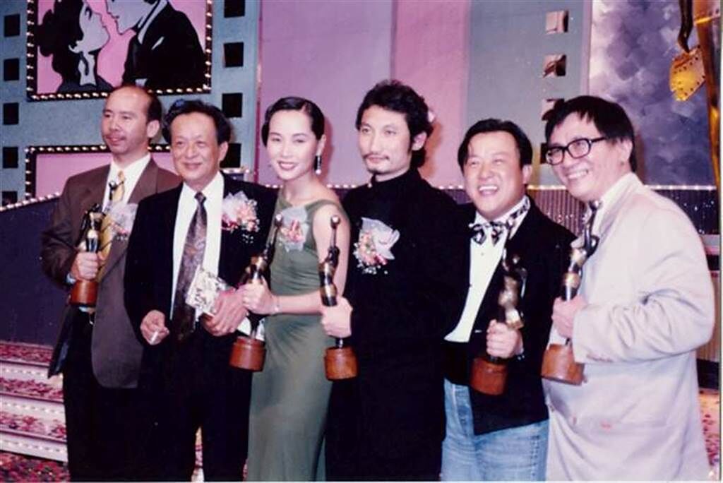 關海山（左2）在1992年與曾志偉、徐克、葉童等人，出席第11屆香港電影金像獎。（圖／本報系資料照片）