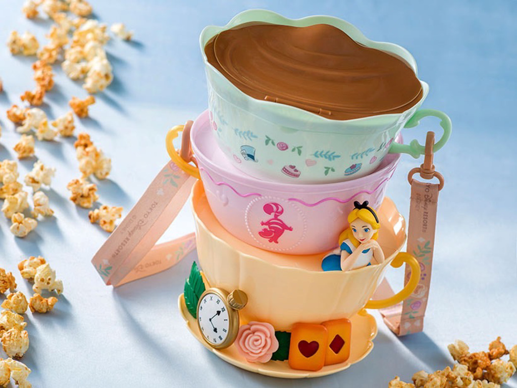 《愛麗絲夢遊仙境》三層杯子造型的爆米花桶(圖/翻攝自TOKYO DISNEY RESORT)

