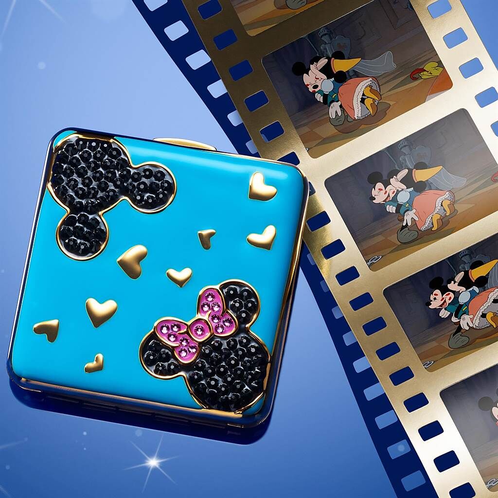 雅詩蘭黛 迪士尼米奇金質粉餅 幸福愛戀(兩蕊一盒) 1萬3000元 情境圖。（雅詩蘭黛提供）