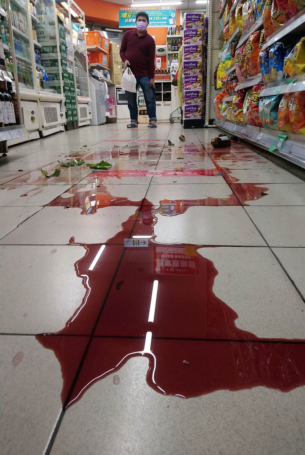 宜蘭今午連兩起地震，有店家架上的商品摔落地面。（王英豪攝）