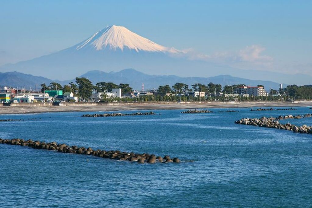 從靜岡中部駿河地區海岸線眺望富士山。　圖：BMF Co.,Ltd.／提供
