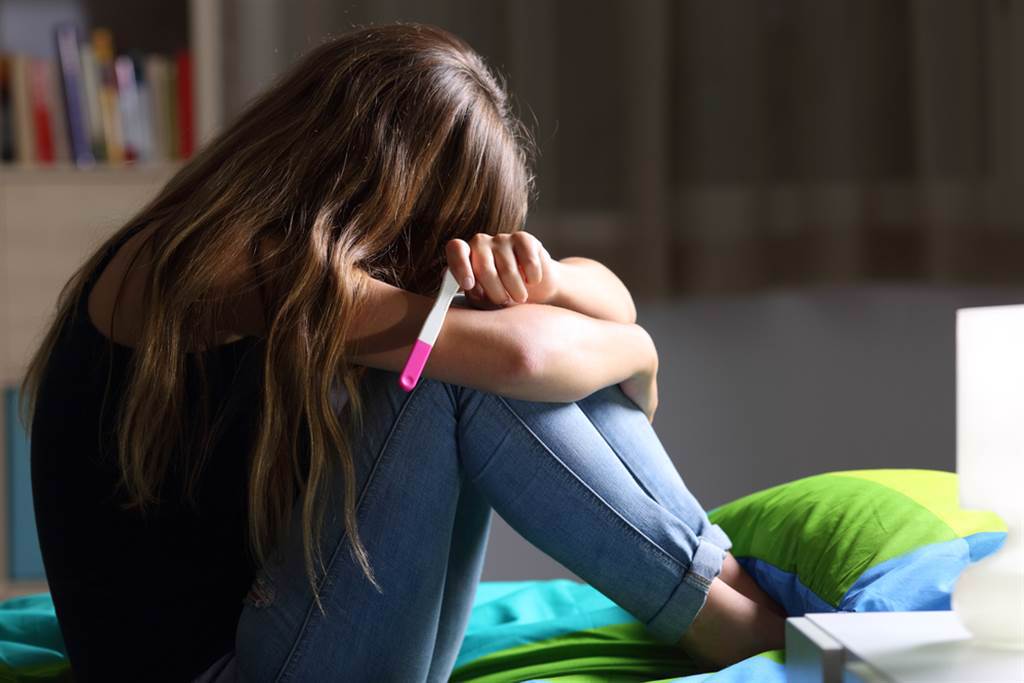 20歲女子為愛犧牲，傻傻墮胎數次令網友心疼不已 （圖／Shutterstock）
