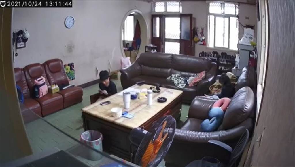 地震發生前，兩兄妹在客廳玩手機。（圖／翻攝臉書爆廢公社公開版）