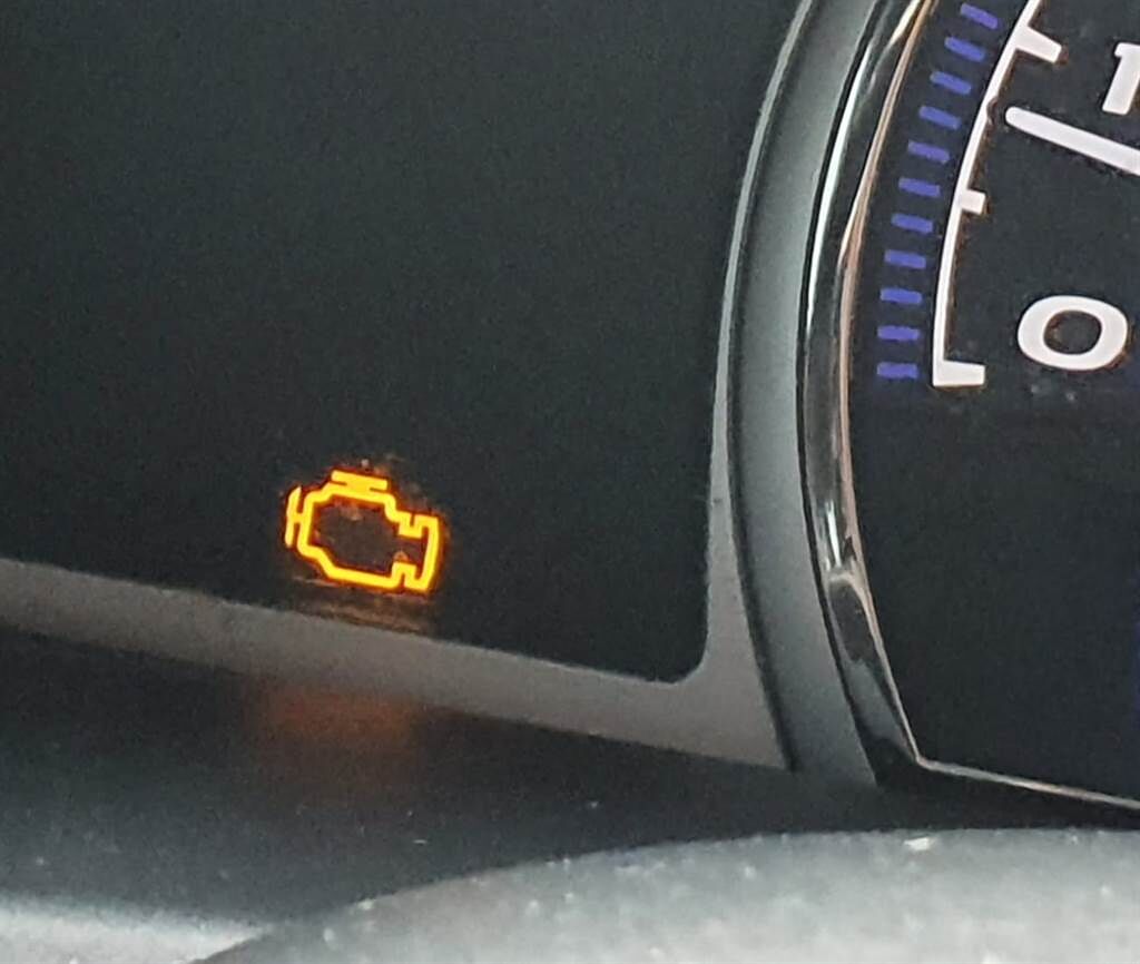 有女網友開車時發現這個燈號一直閃，感到疑惑。（圖／翻攝自臉書爆系知識家）