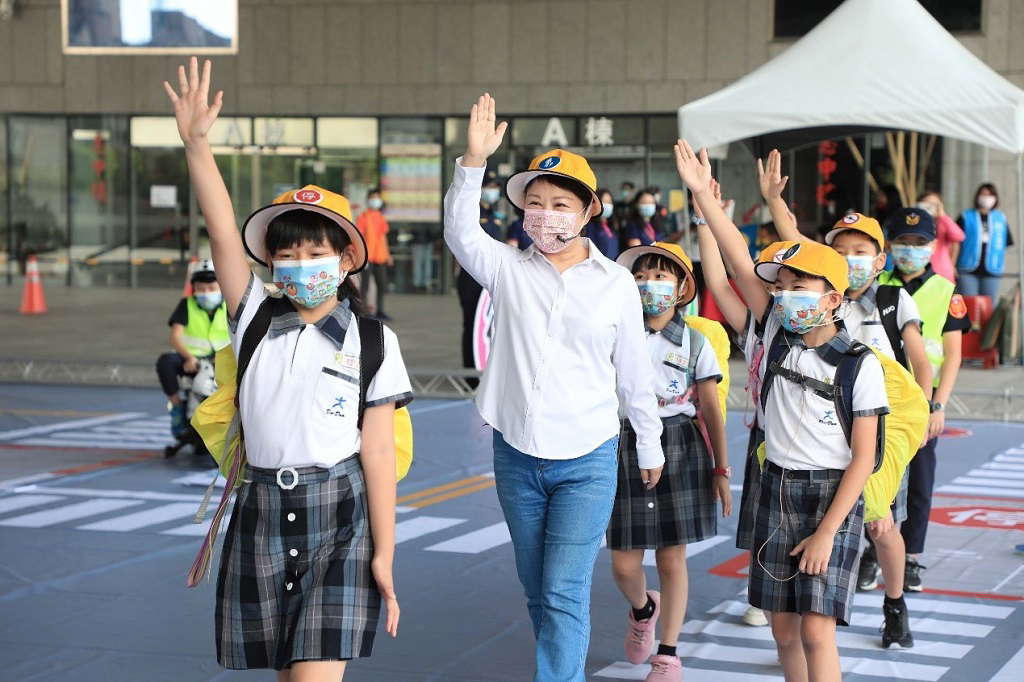台中市長盧秀燕化身為小學生，親自上陣宣導道路安全。（台中市政府提供）
