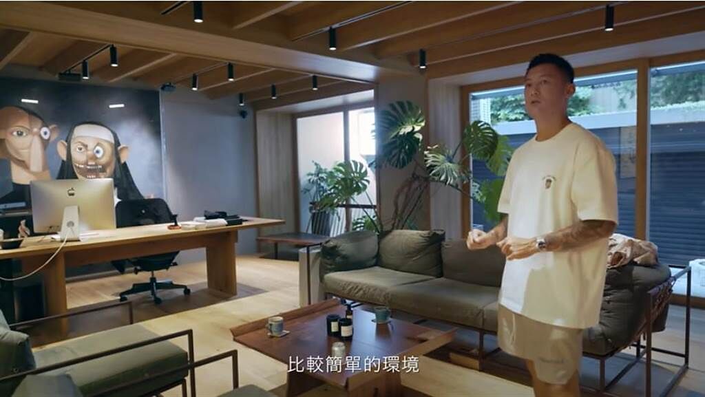 余文樂首次公開自己的工作室。（摘自YouTube）