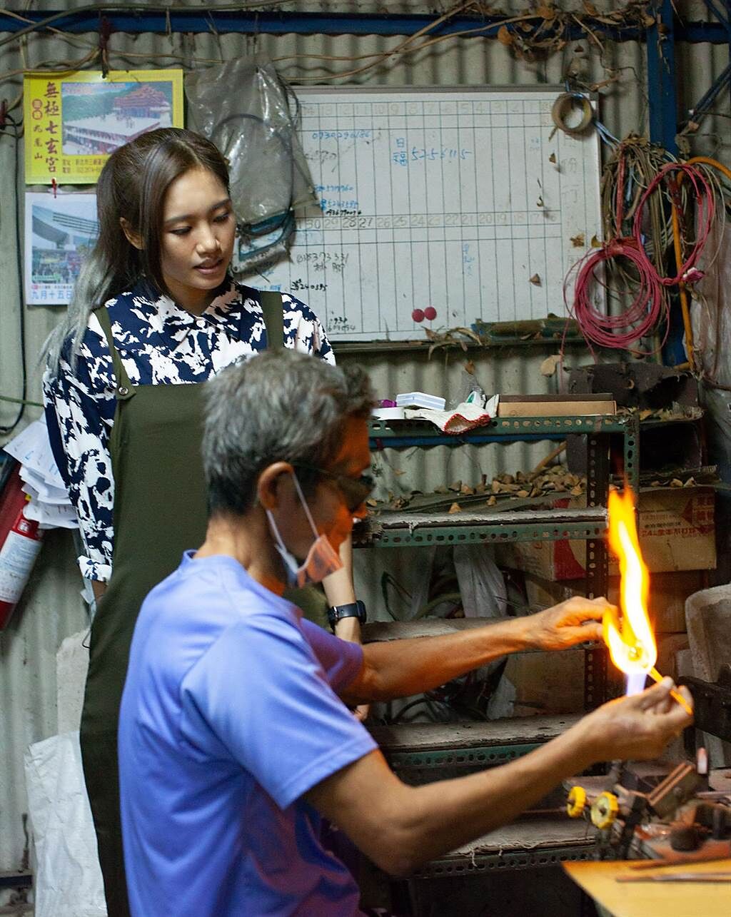 吳汶芳前往新竹探訪玻璃職人，了解手作小沙漏的製作過程。（聲勢文創娛樂提供)