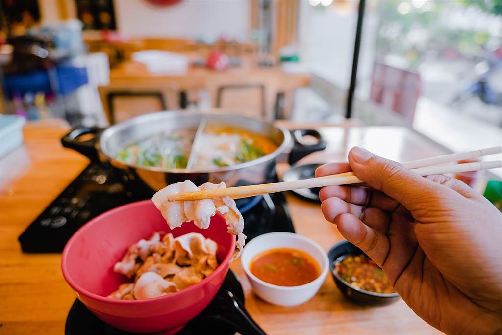一名網友跟友人吃小火鍋，很驚訝有沙茶配飯的吃法。(示意圖/達志影像)